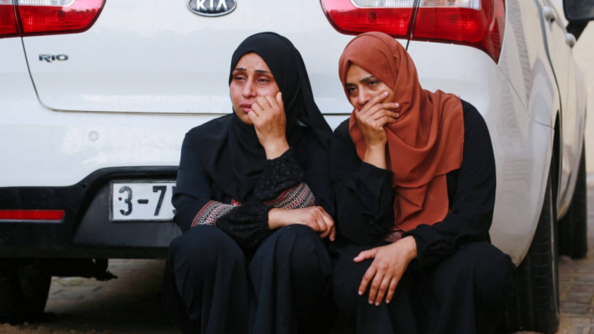 نساء يبكين استشهاد أقاربهن في مستشفى شهداء الأقصى في دير البلح