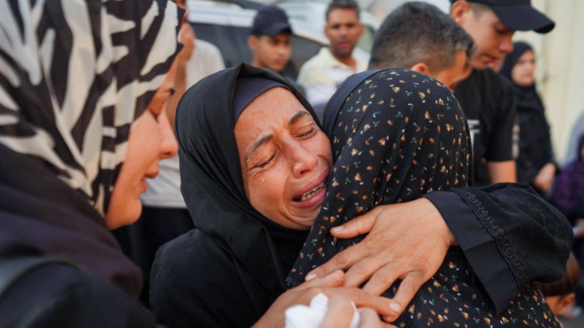 نساء يبكين استشهاد أقاربهن في مستشفى شهداء الأقصى في دير البلح