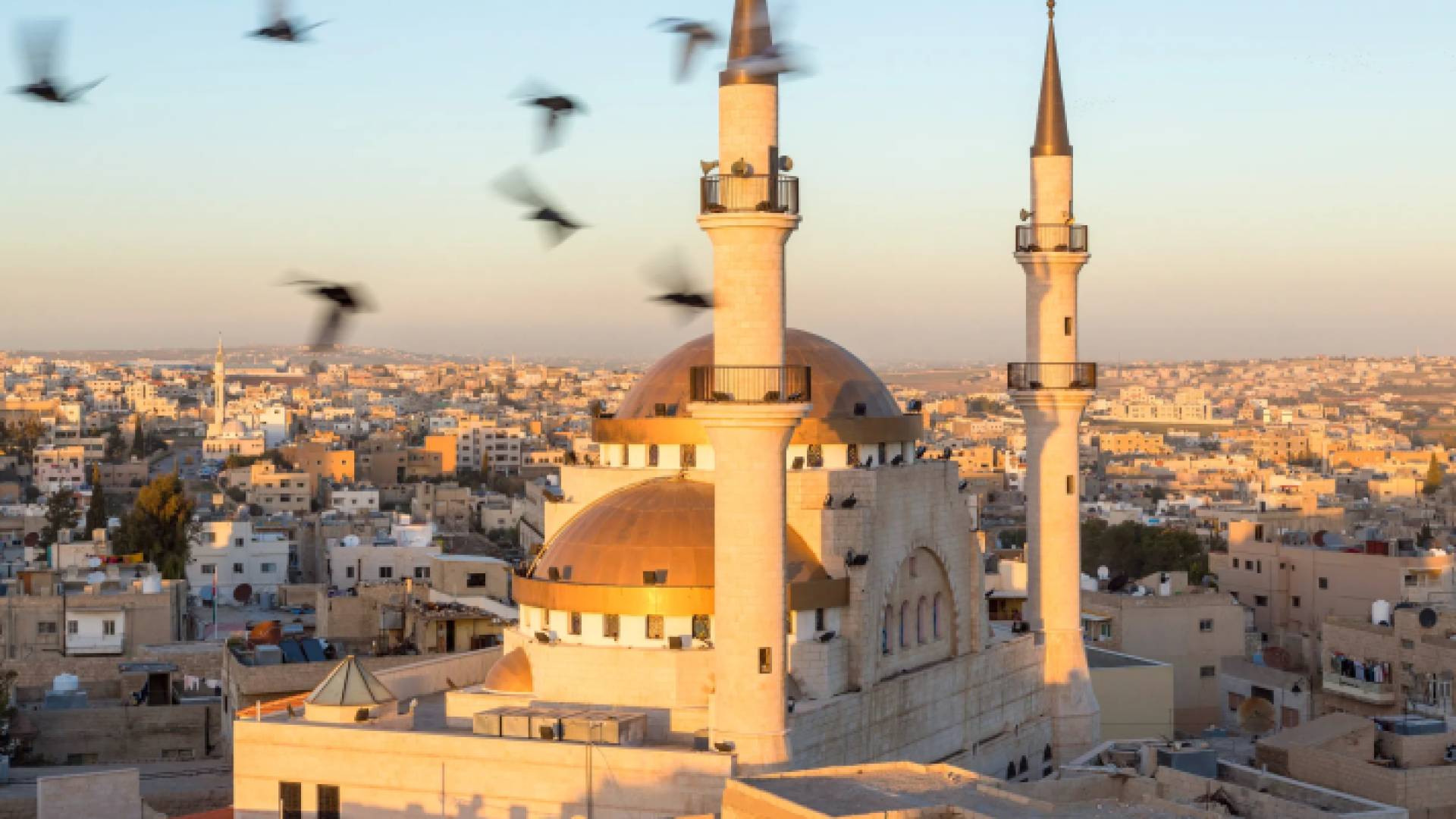 مشهد عام لمسجد ومباني سكانية في الأردن