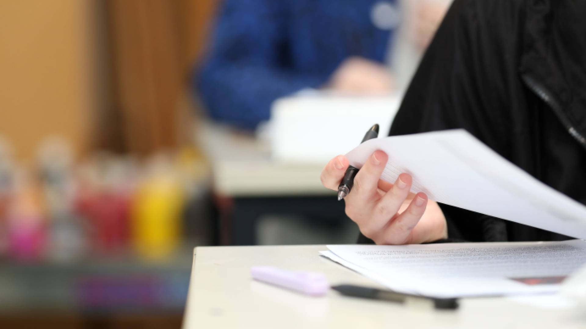 طالبة تقدم اختبار - تعبيرية