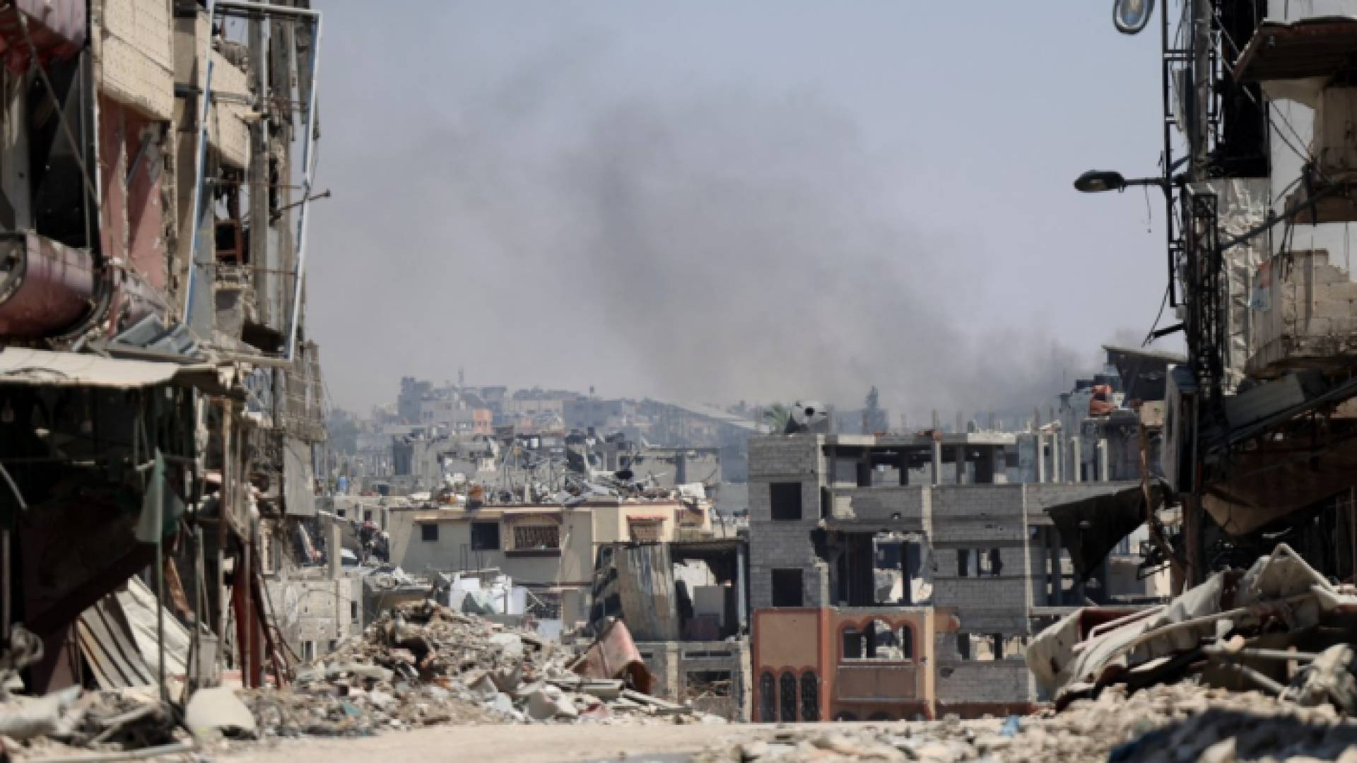 دخان يتصاعد من منطقة استهدفها قصف الاحتلال الإسرائيلي في حي الشجاعية بمدينة غزة