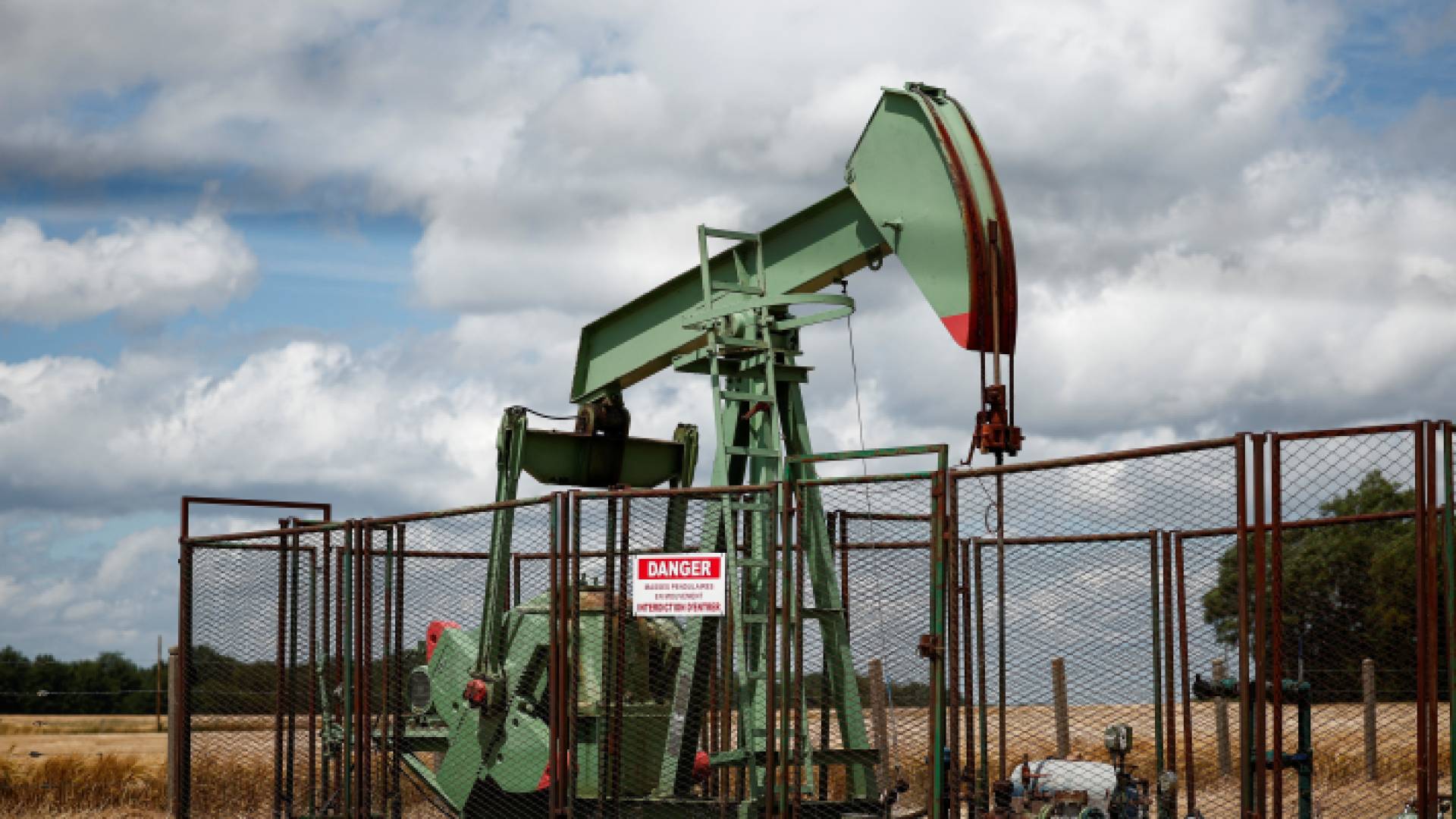 استخراج النفط .. أرشيفية