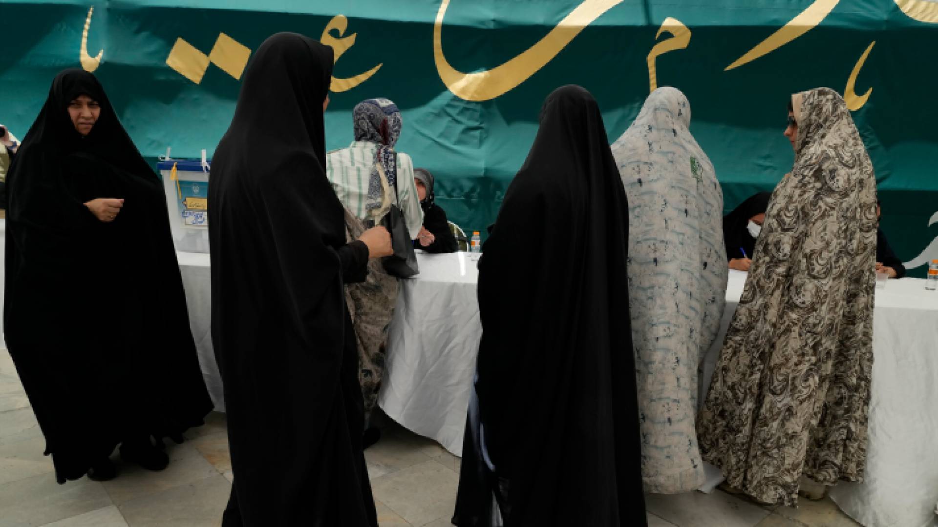 نساء يقمن بالإدلاء بأصواتهن خلال الانتخابات الرئاسية الإيرانية