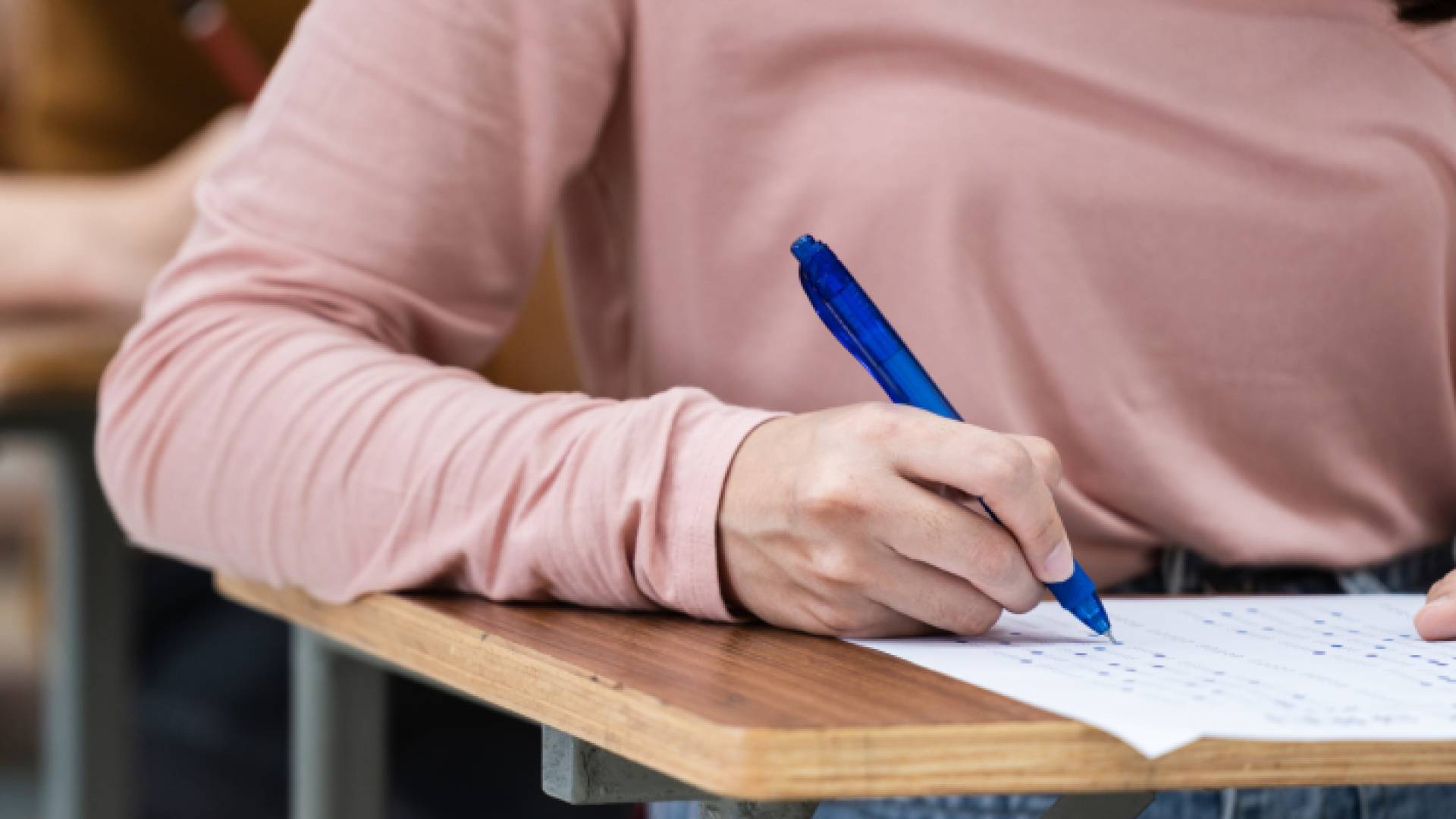 طالبة تتقدم لامتحان "تعبيرية"