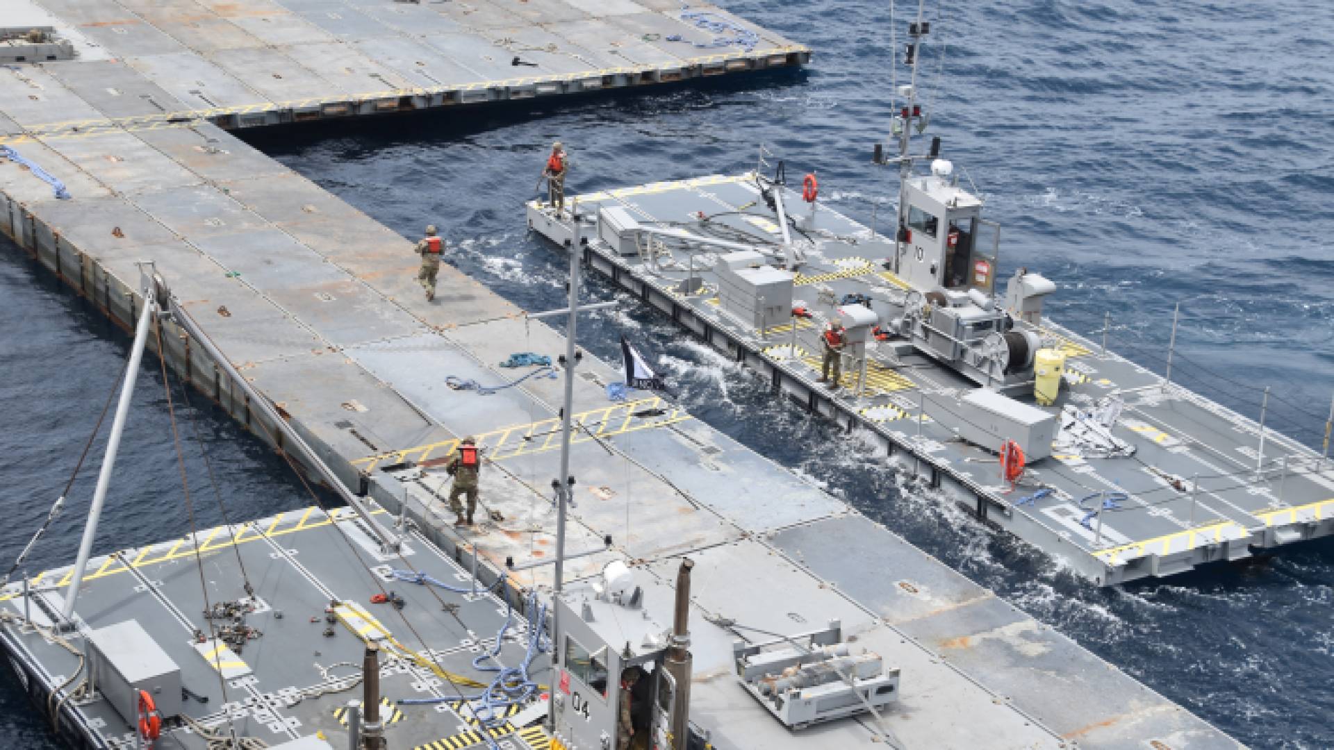 جانب من الرصيف العائم الذي انشأه الجيش الامريكي قبالة سواحل غزة