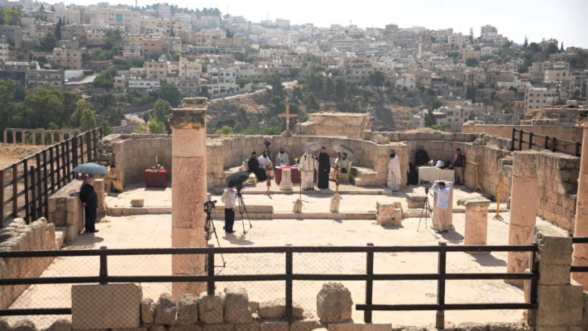 صلاة وابتهالات بين أعمدة جرش التاريخية