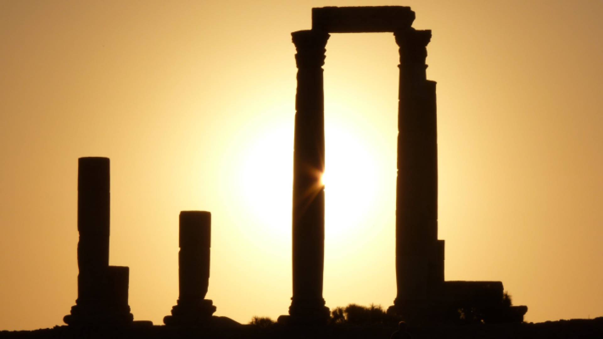 صورة للشمس من جبل القلع ة في عمان