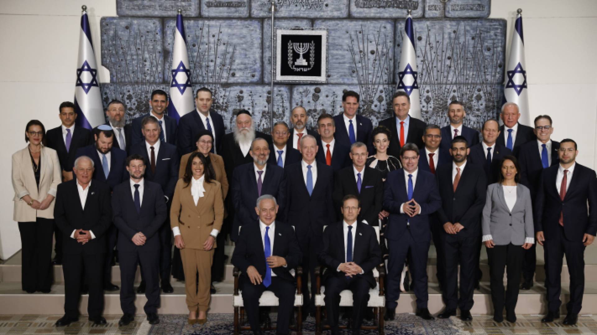 بنيامين نتنياهو رئيس حكومة الاحتلال وأعضاء حكومته بعد تشكيلها - أرشيفية