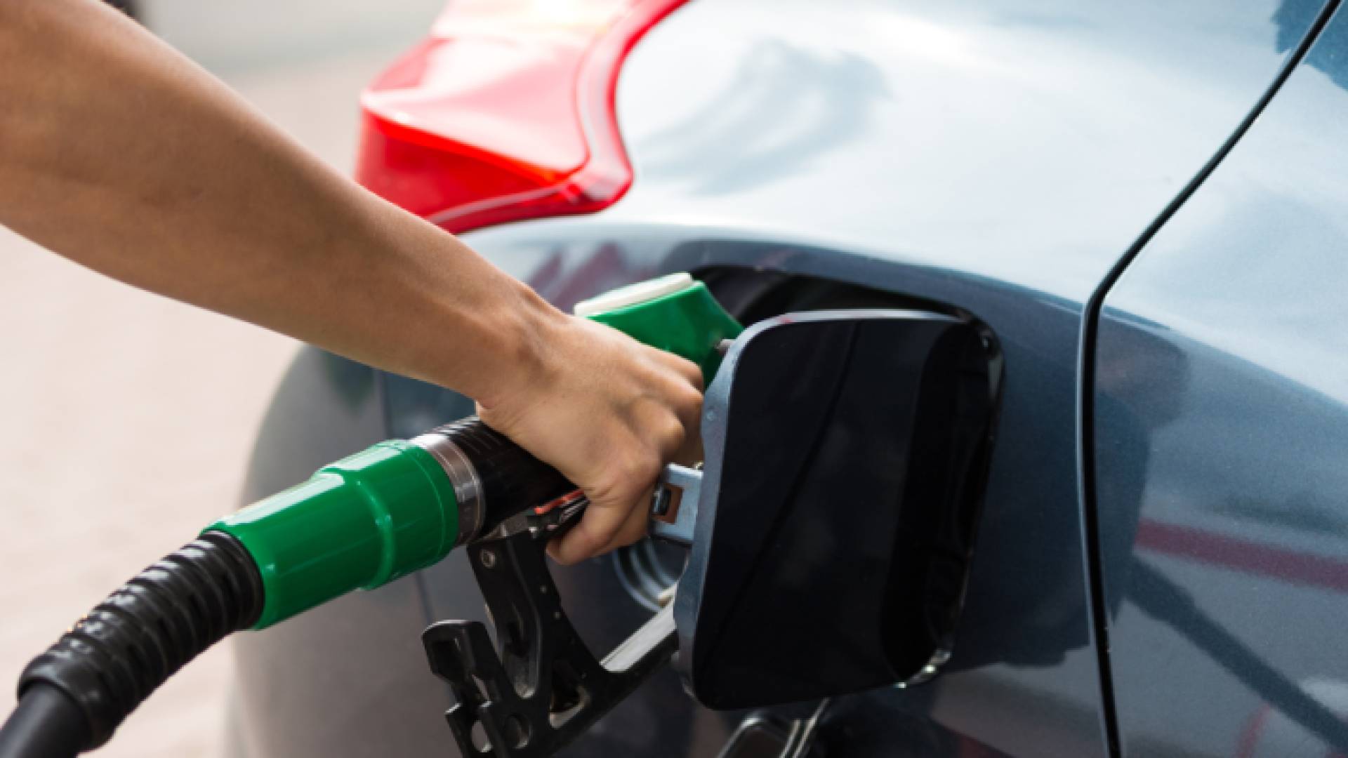 تعبئة بنزين في سيارة