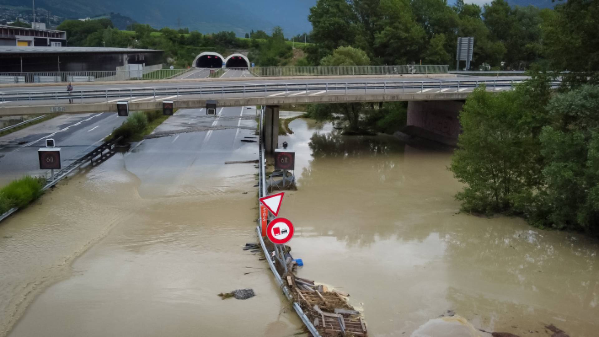 فيضان يغلق أحد الطرق الحيوية في سويسرا