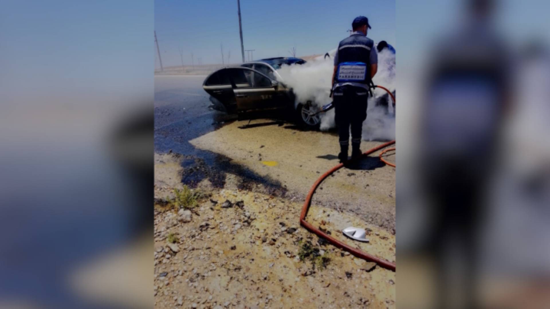 لحظة إخماد فرق الدفاع المدني الحريق الذي التهم مركبة في محافظة معان