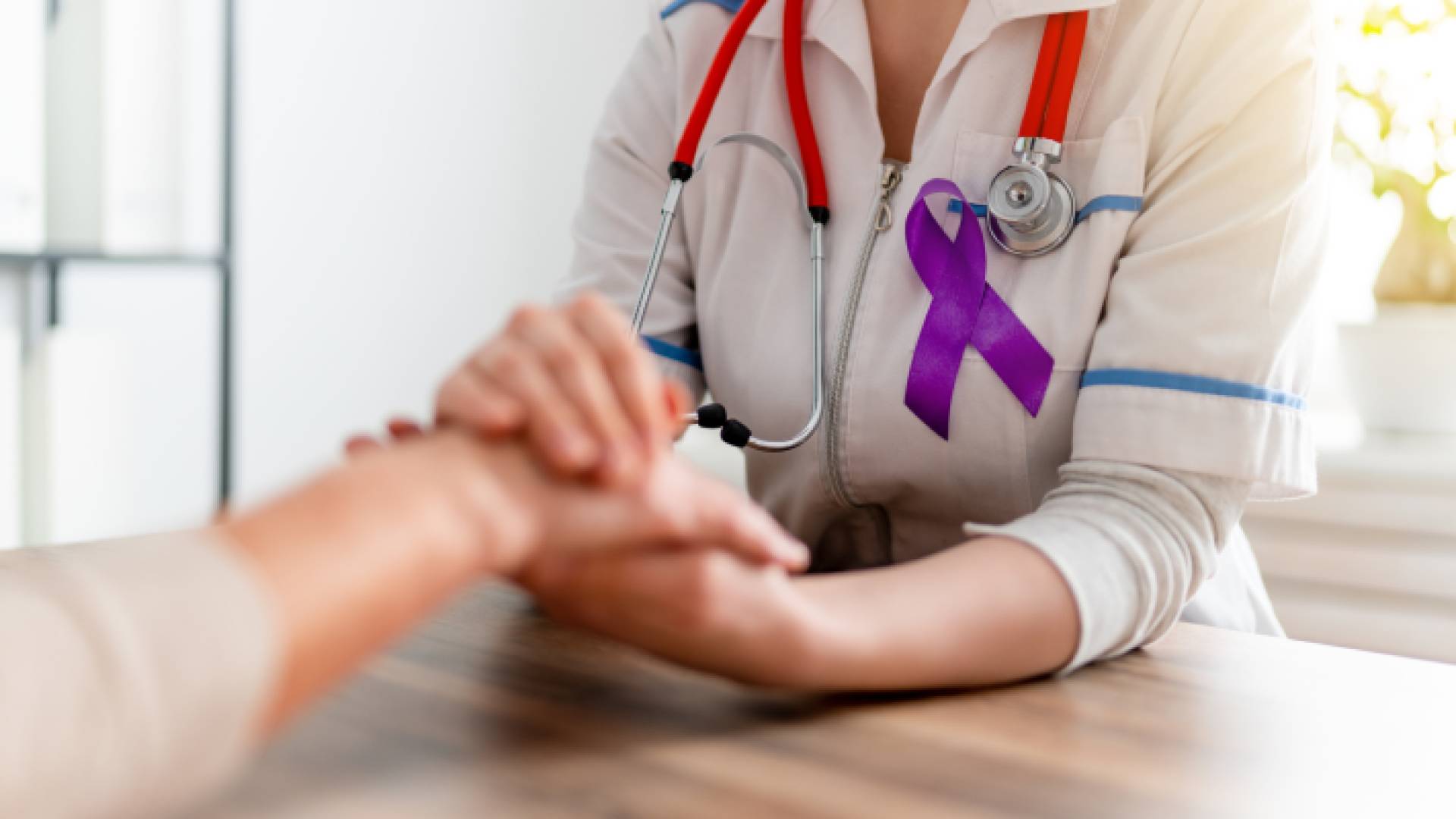 طبيبة تواسي مريضة