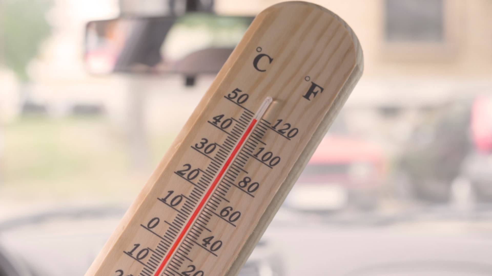 ميزان حرارة يشير إلى ارتفاع درجات الحرارة إلى 50 مئوية
