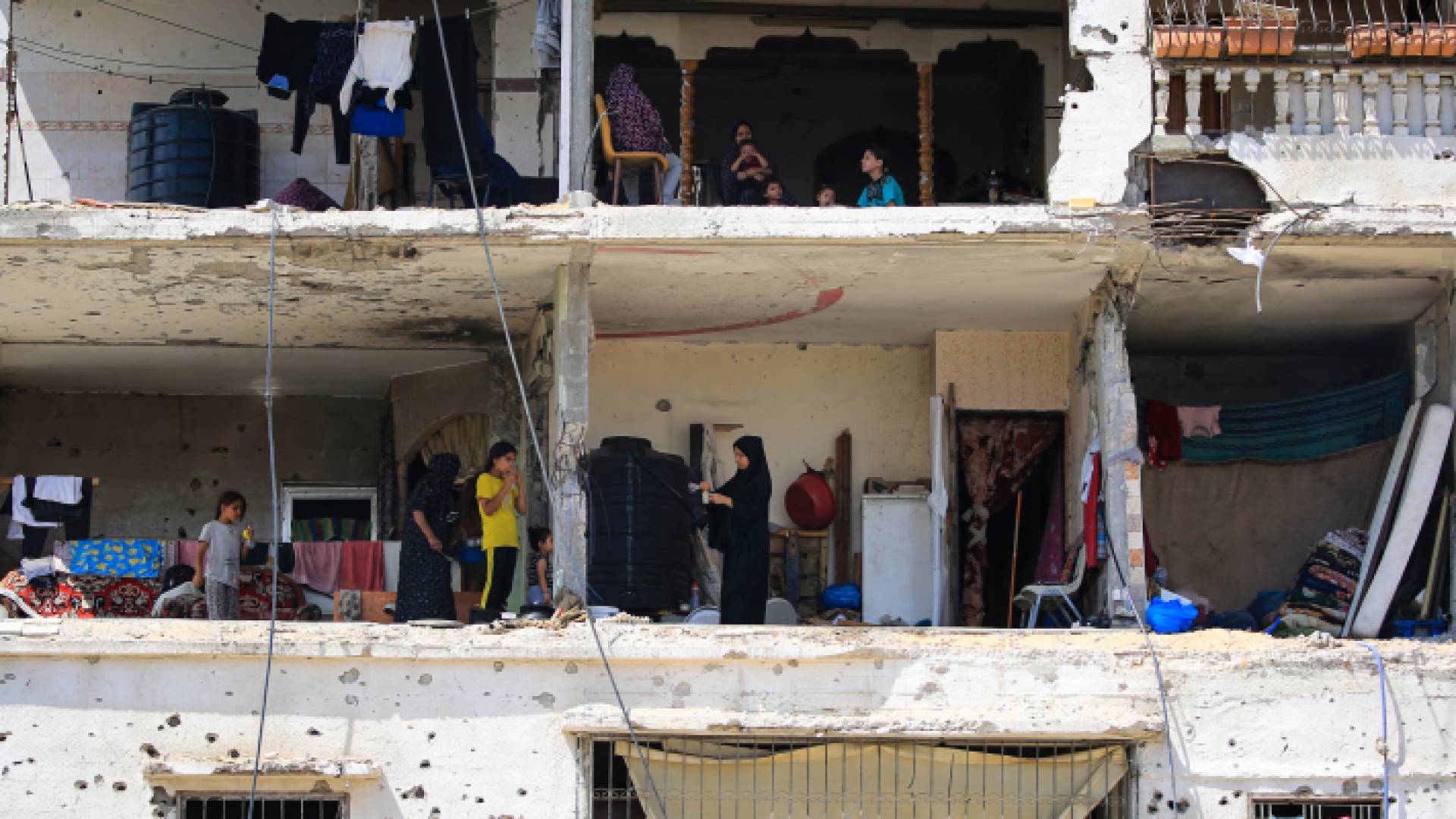 عمارة سكنية مدمرة بفعل قصف قوات الاحتلال الإسرائيلي في قطاع غزة