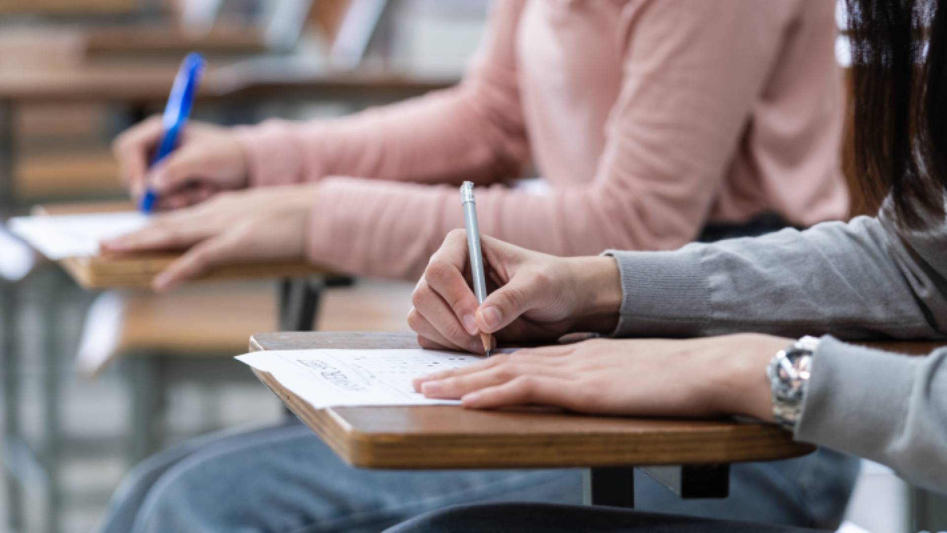 طلبة يقدمون امتحان