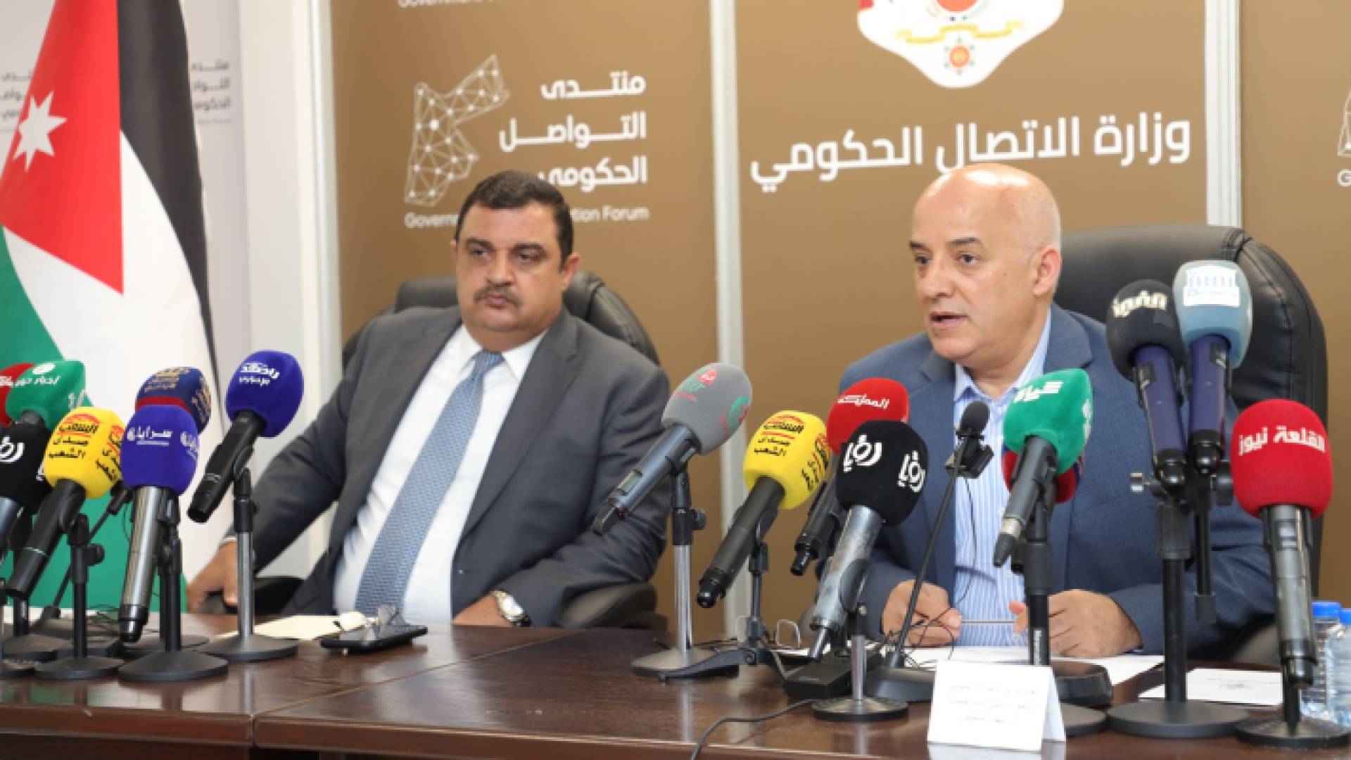 وزير الشؤون السياسية والبرلمانية، حديثة الخريشة، ووزير الاتصال الحكومي والناطق الرسمي باسم الحكومة، الدكتور مهند المبيضين