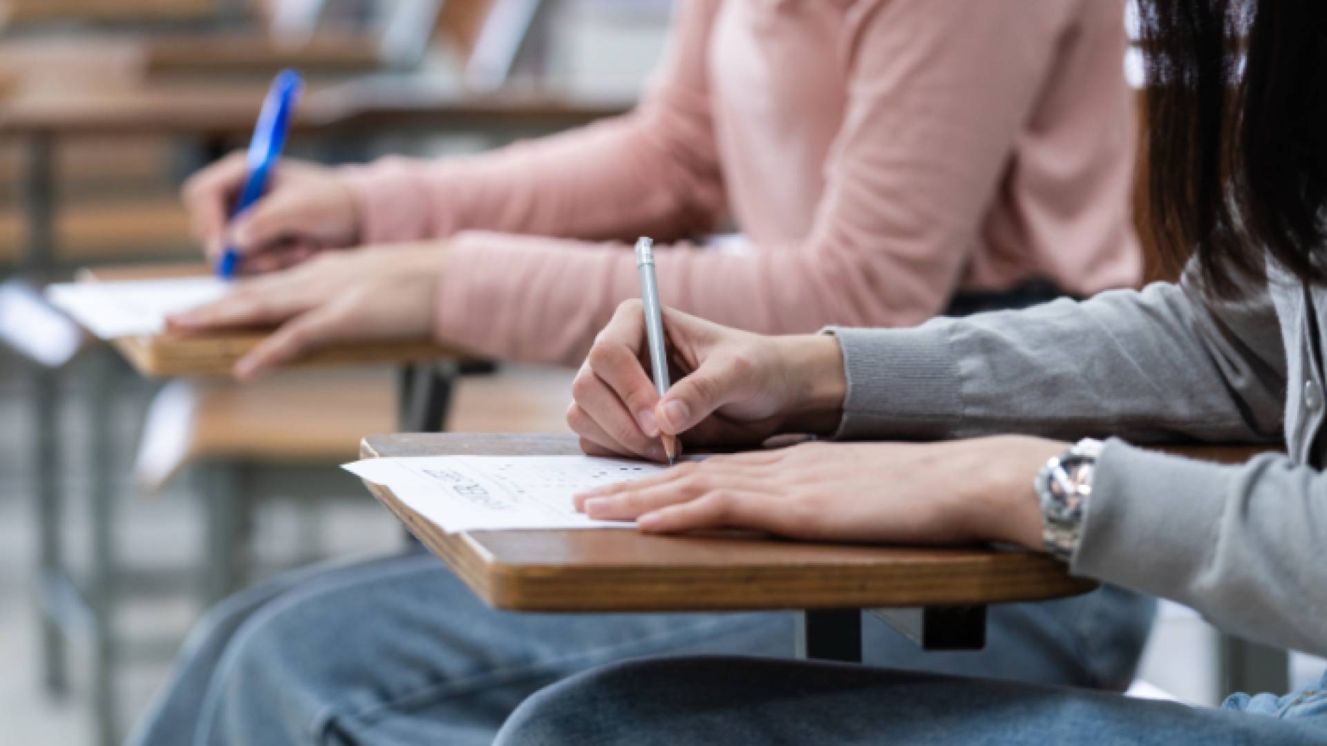 طالبات يقدمن امتحان