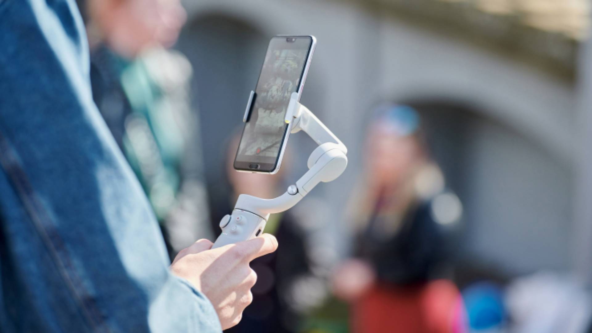 شخص يحمل هاتف ويصور حدث ما