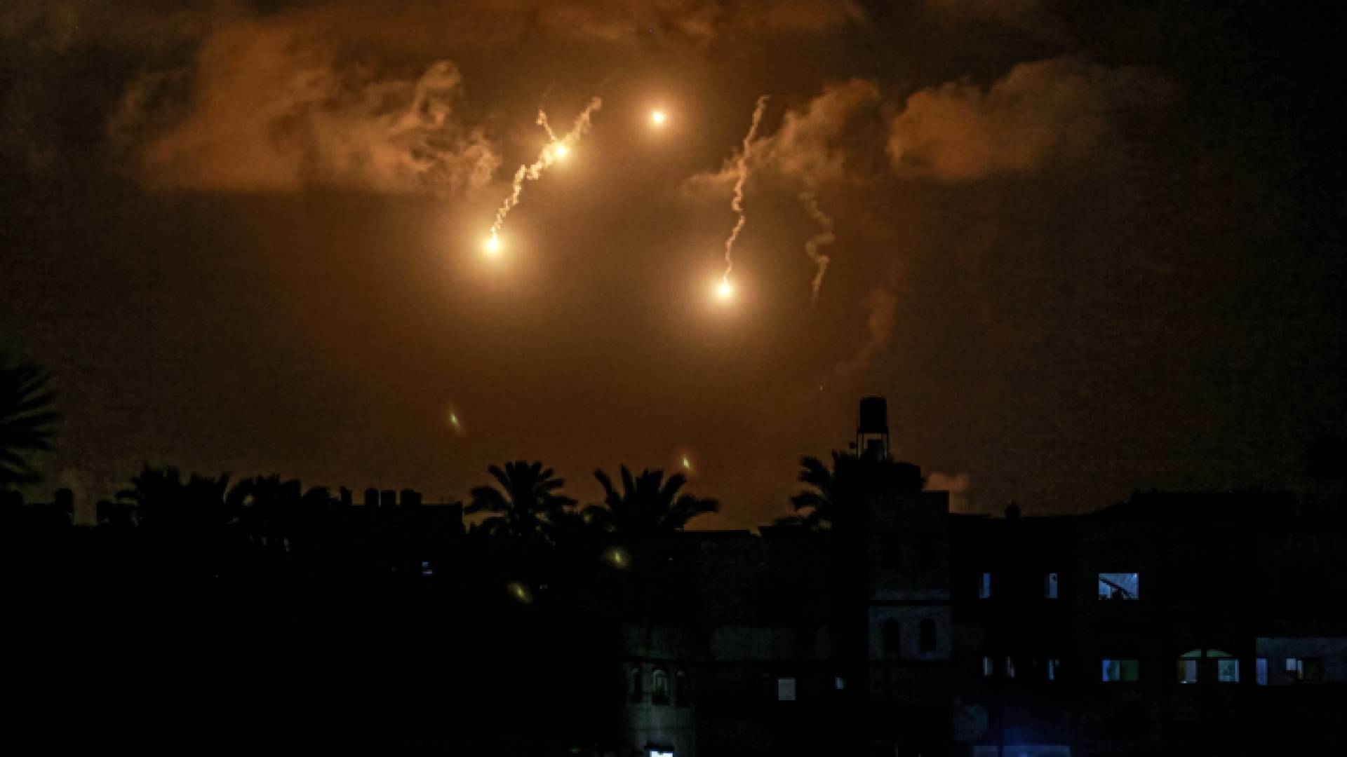 غارات لجيش الاحتلال فوق دير البلح في قطاع غزة