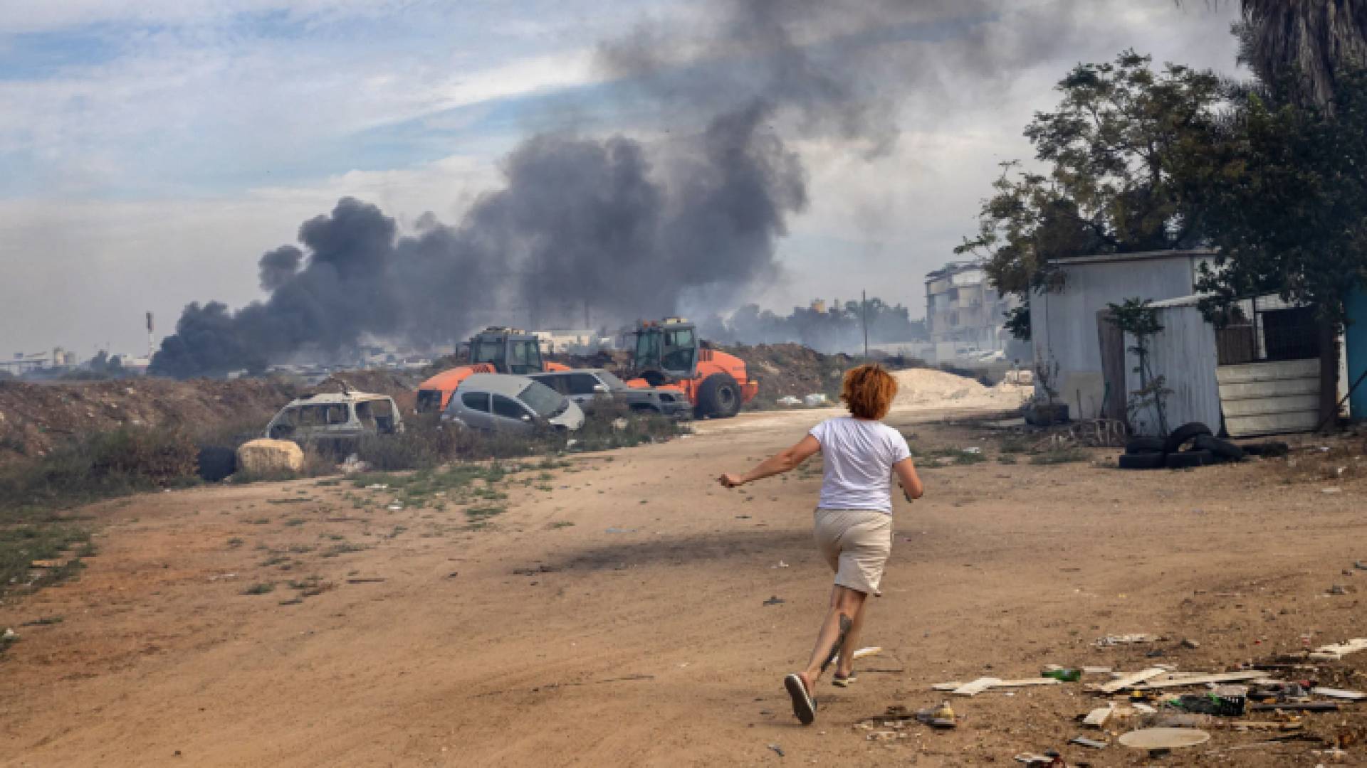 مستوطنة تفر هربا خلال إطلاق عملية طوفان الأقصى