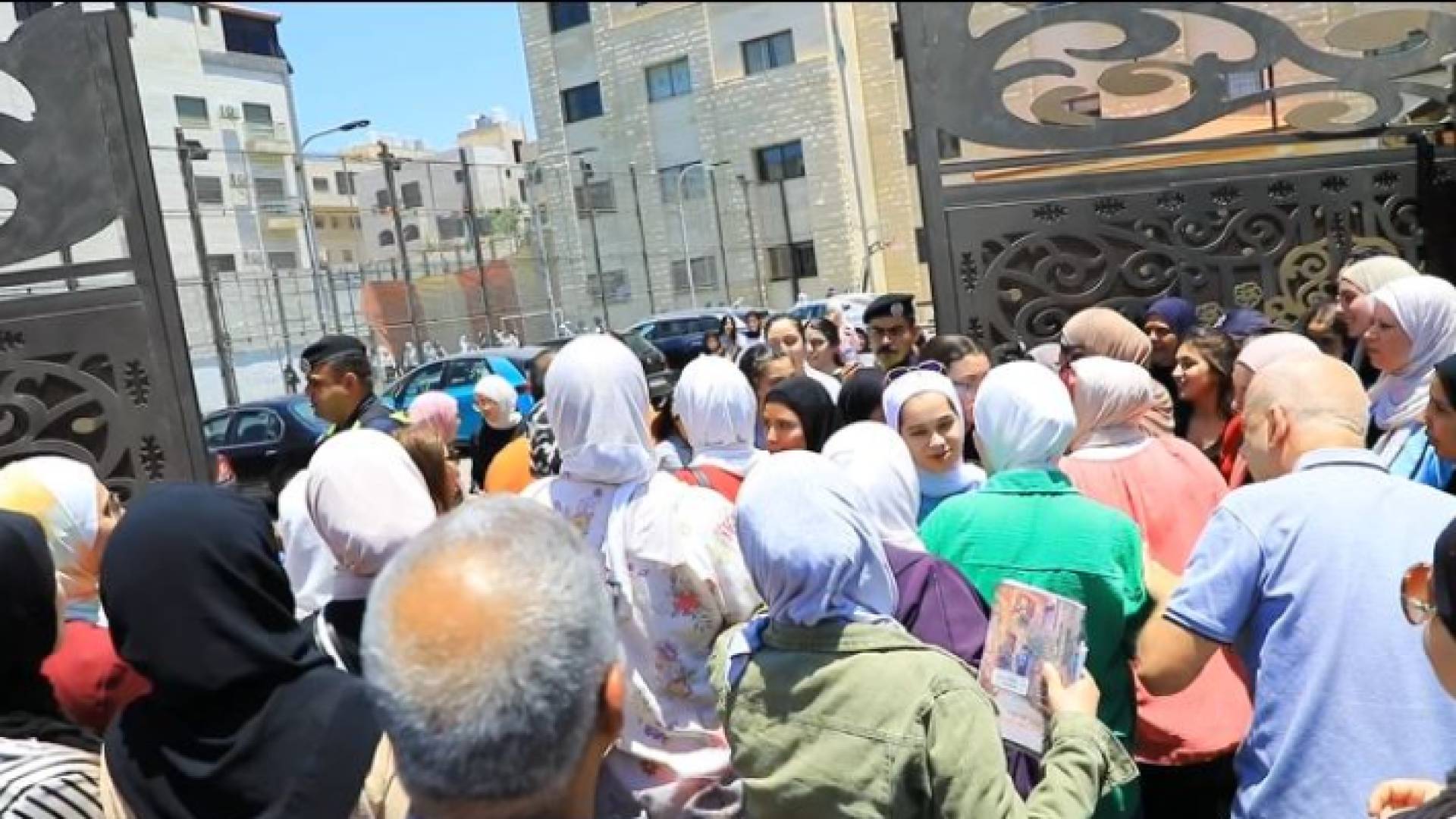 طالبات توجيهي لحظة خروجهن من امتحان الرياضيات