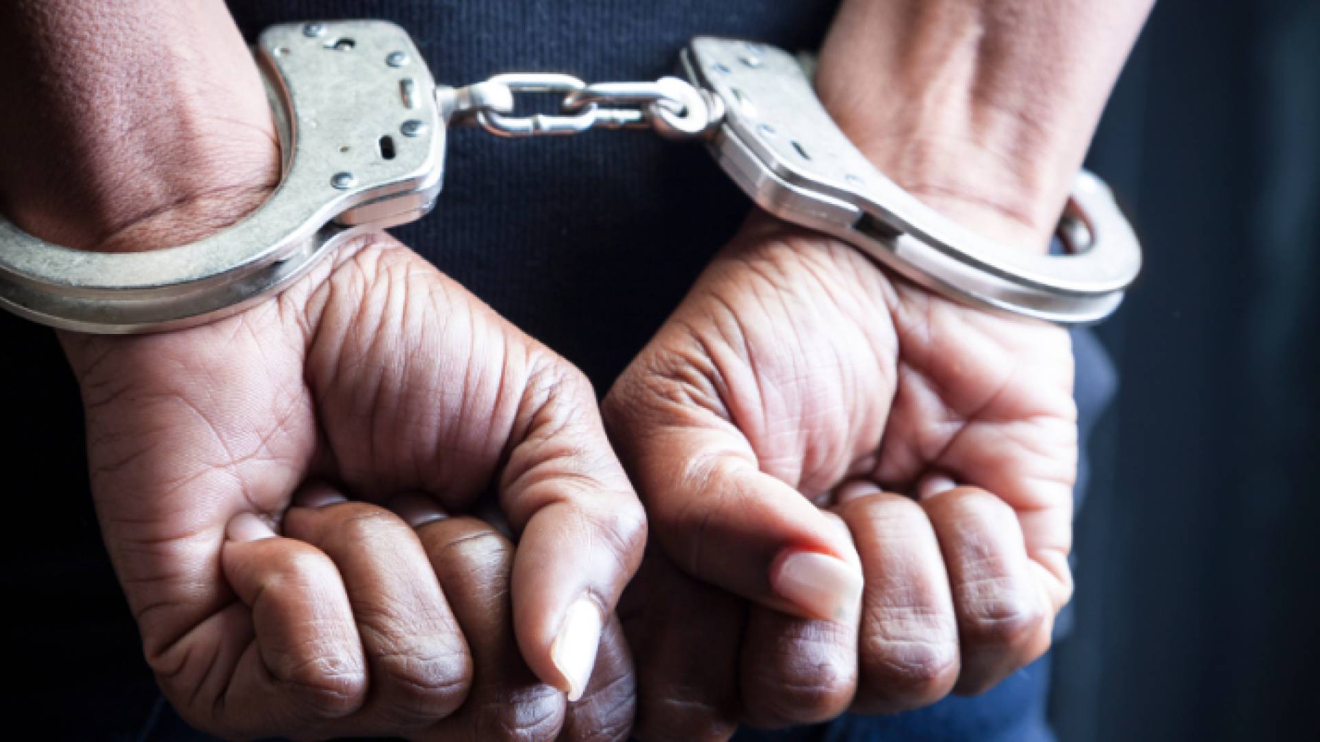 شخص مكبل اليدين