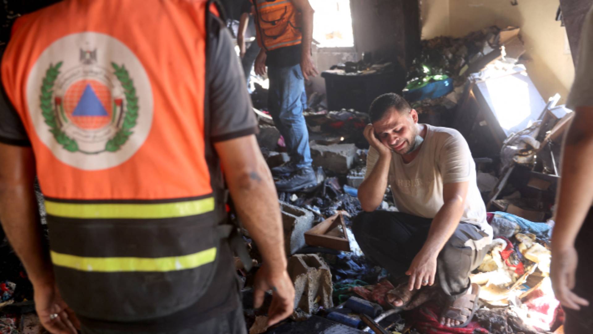 فلسطينيون بين ركام منزل مدمر في حي الدرج بمدينة غزة