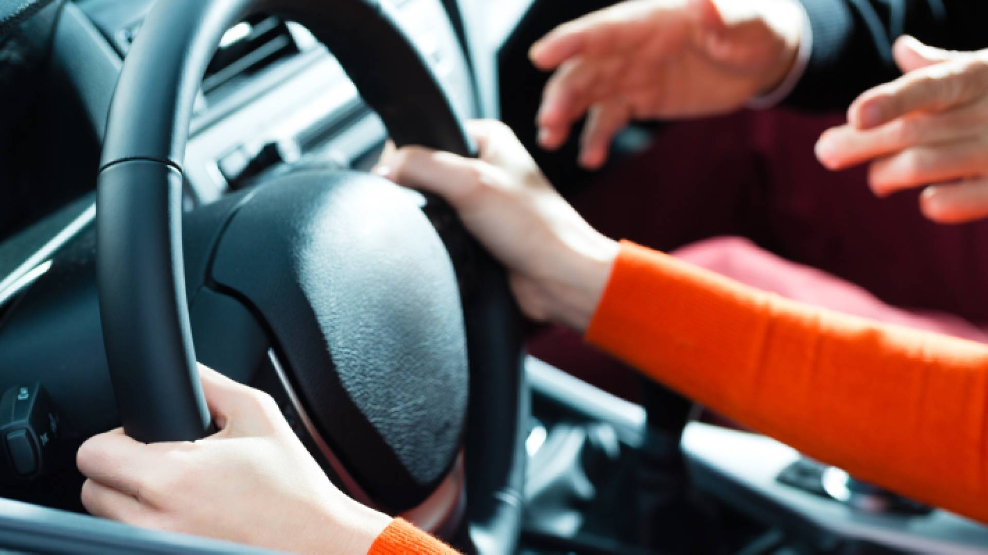 فتى يقود مركبة