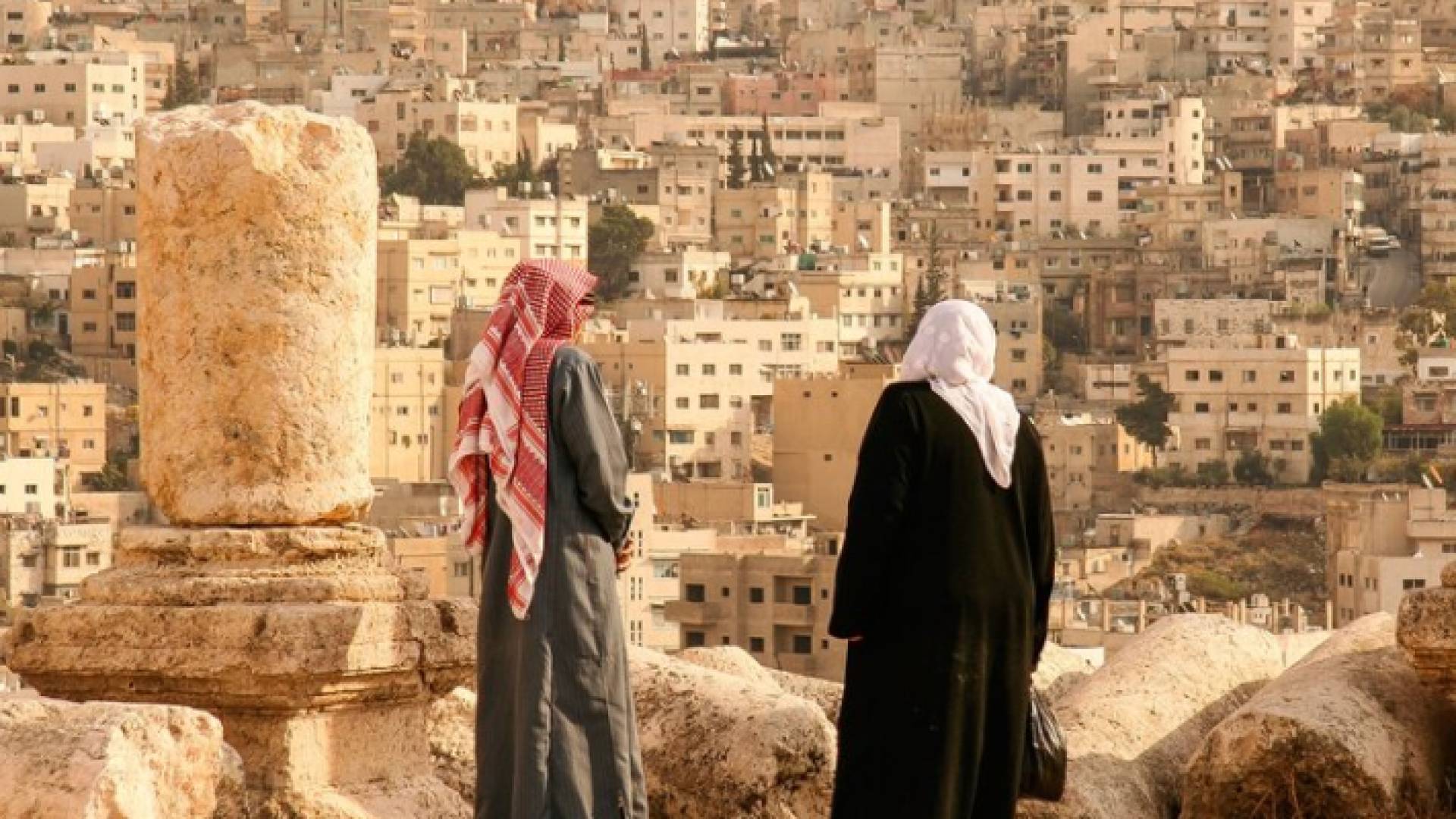 رجل وإمرأة يقفان في منطقة جبل القلعة بالعاصمة عمان