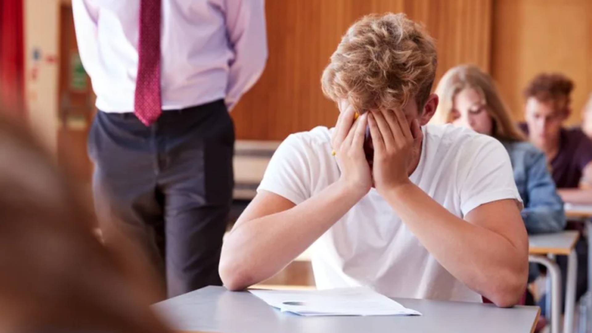 طالب يقدم امتحان - تعبيرية