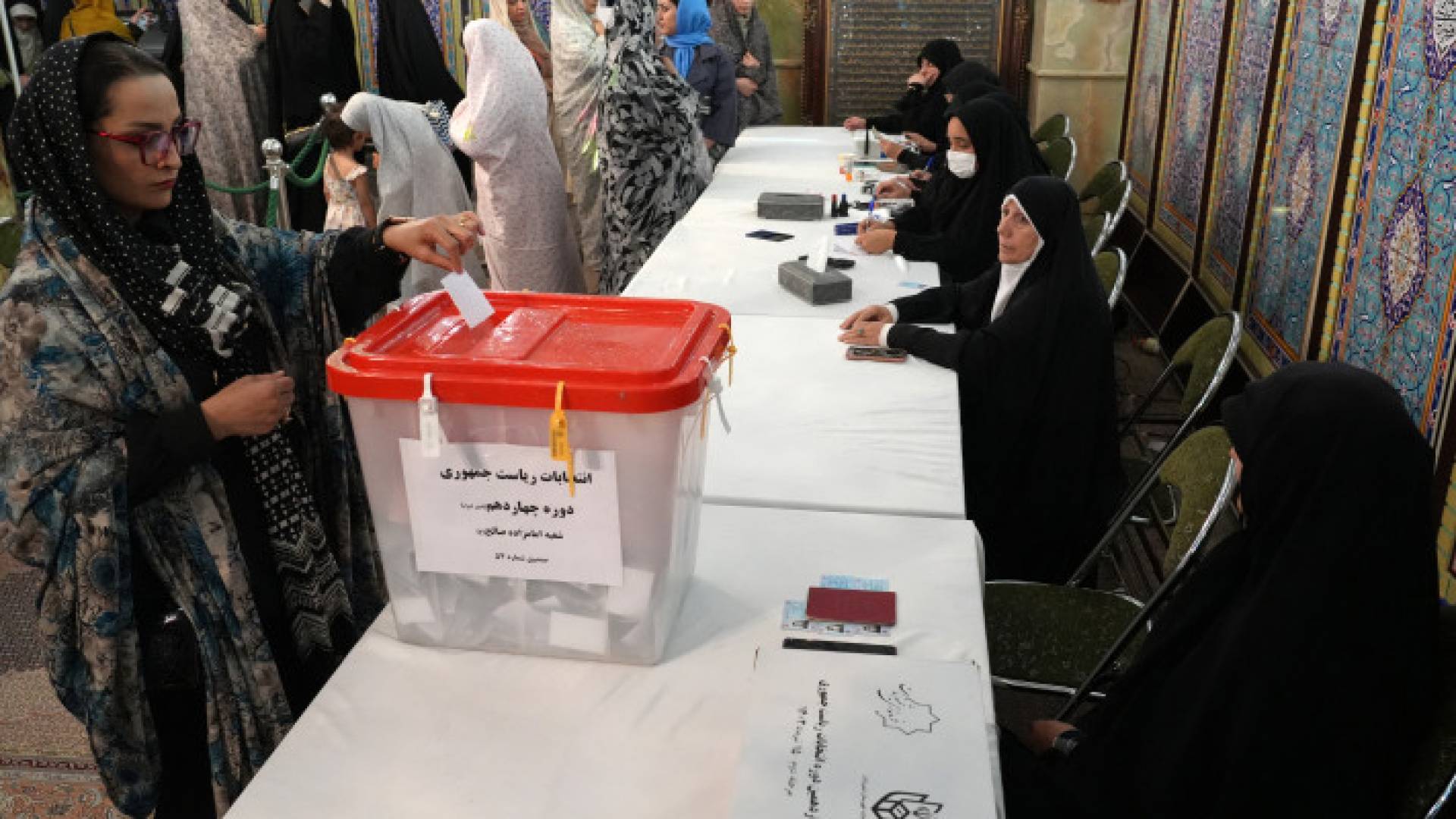 سيدة إيرانية تدلي بصوتها في مركز اقتراع في طهران