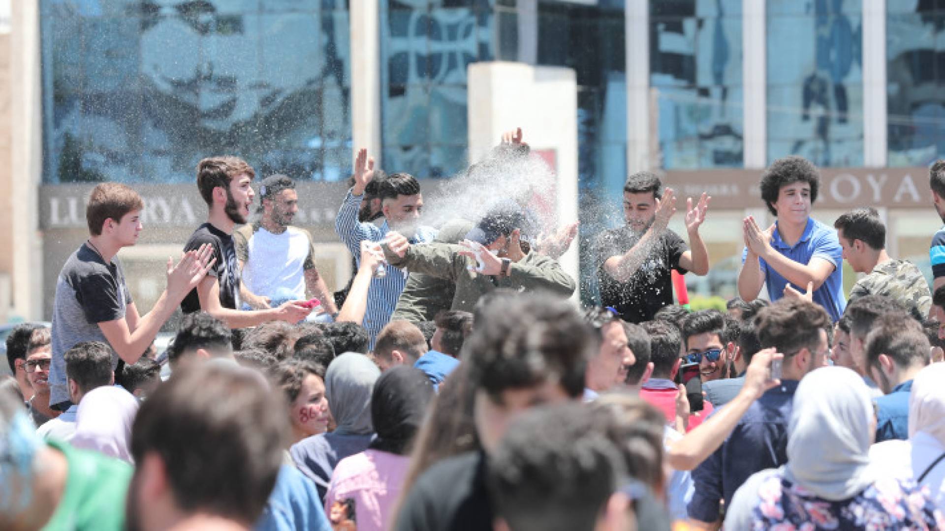 طلبة تويجيه يحتفلون بنجاحهم في العاصمة عمان - أرشيف