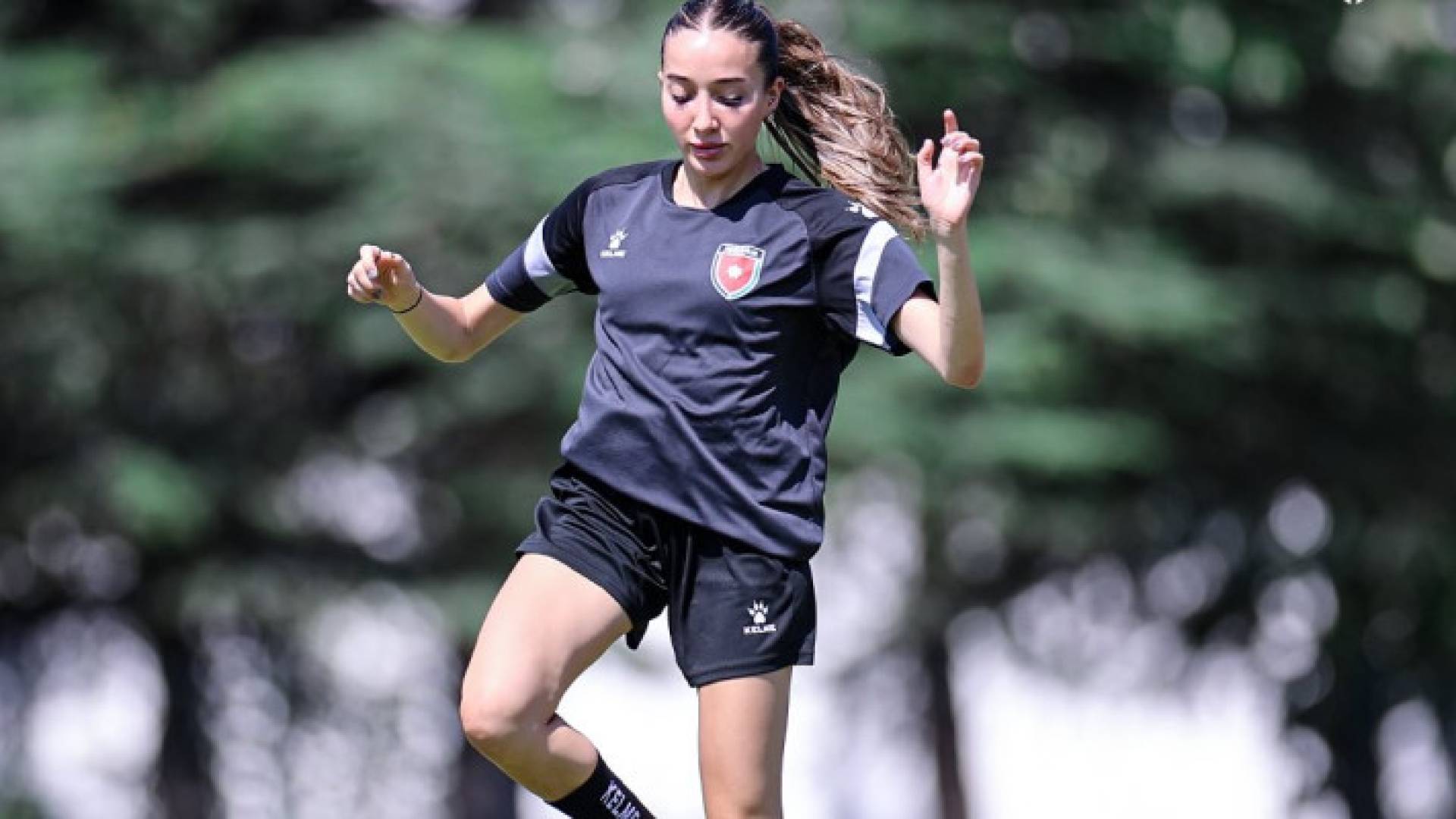 لاعب منتخب السيدات لكرة القدم روزبهان فريج في التدريبات