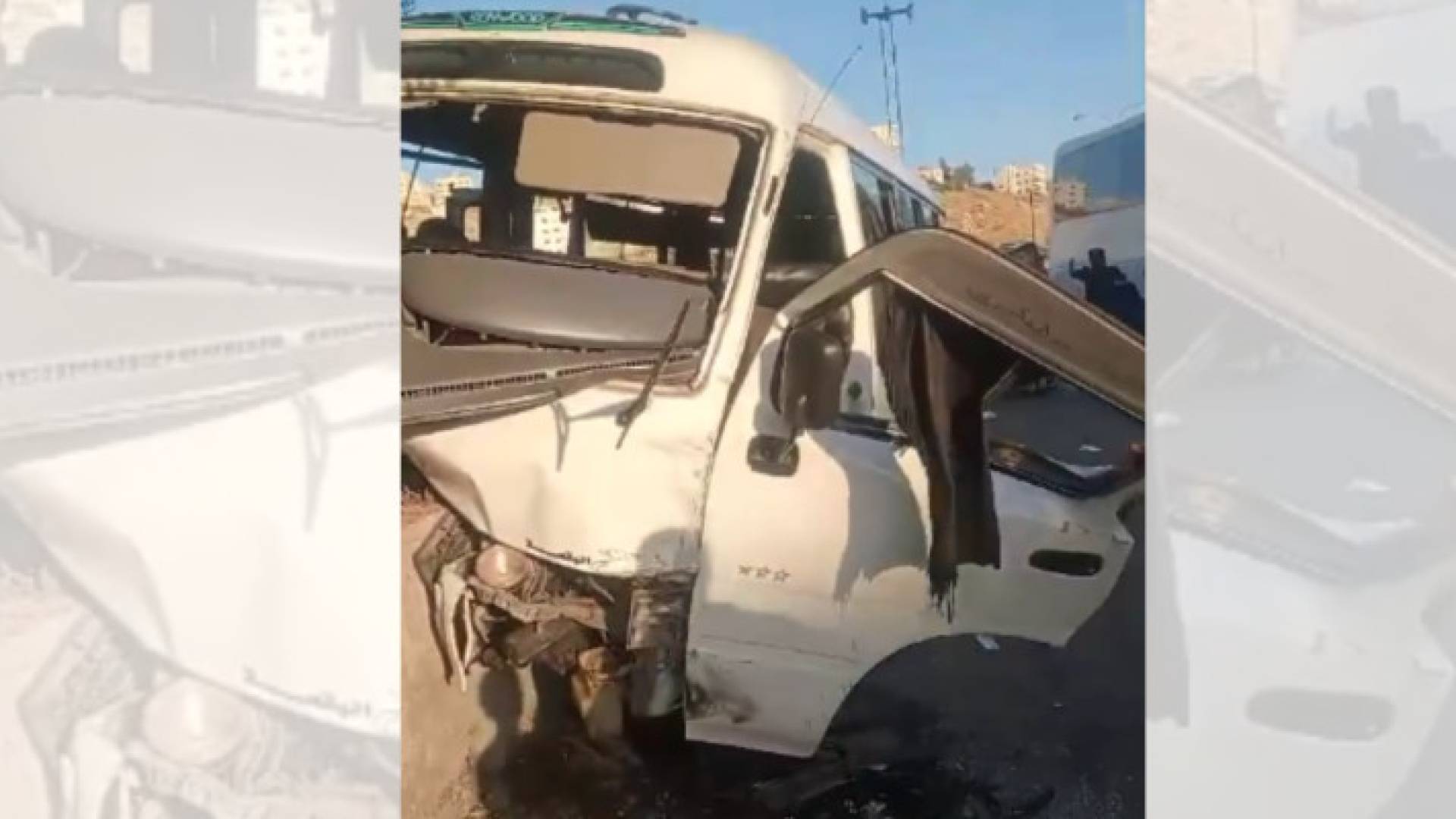 صورة ملتقطة من مقطع فيديو لحادث تدهور الحافلة