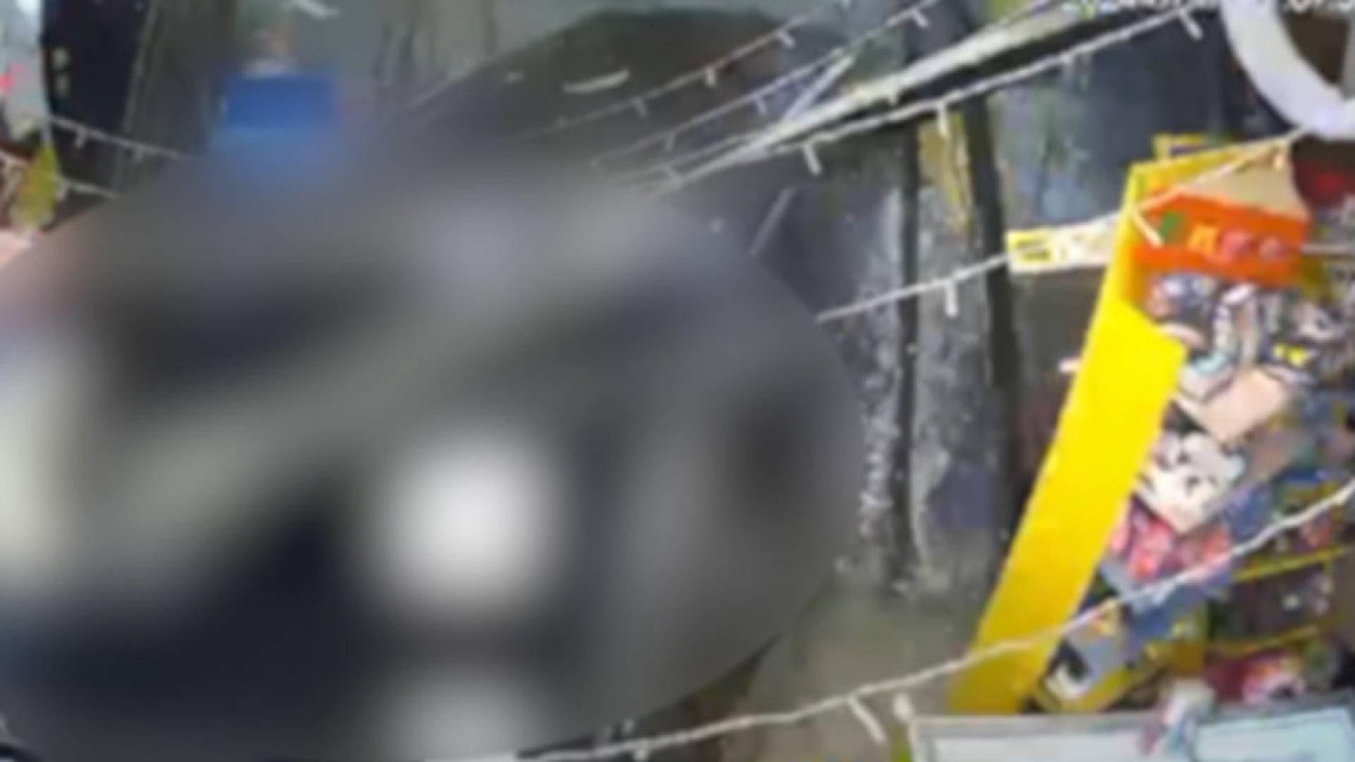 كاميرا مراقبة توثق لحظة اقتحام المركبة المحل التجاري