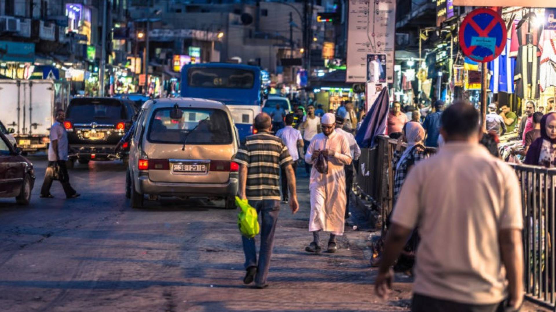 مواطنون يسيرون وسط البلد بالعاصمة عمان