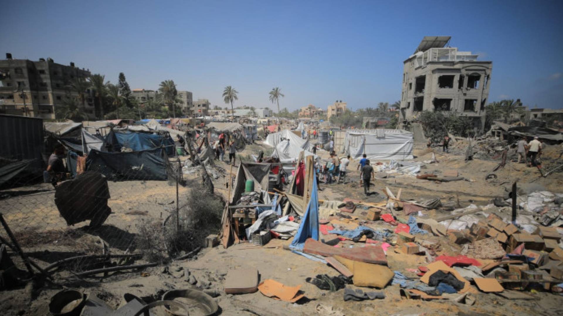 جانب من آثار عدوان الاحتلال على المواصي في خان يونس