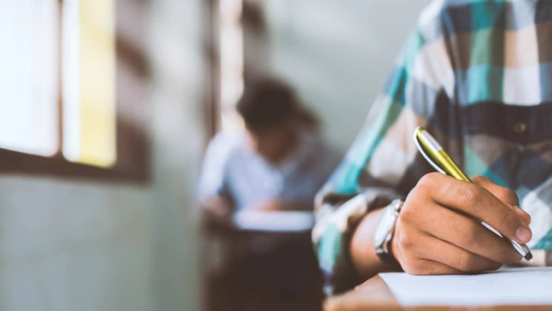 طلبة يتقدم لامتحان