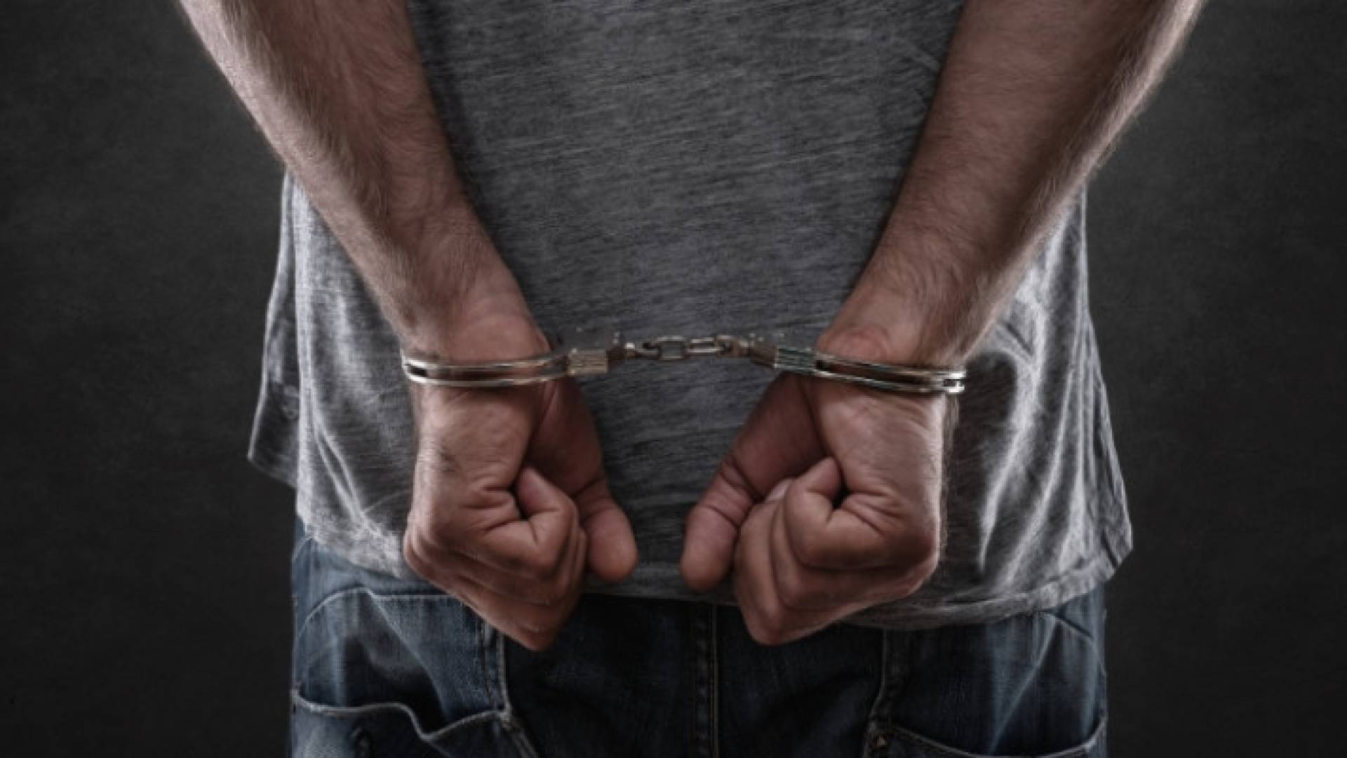 شخص مقيد بأصفاد - تعبيرية