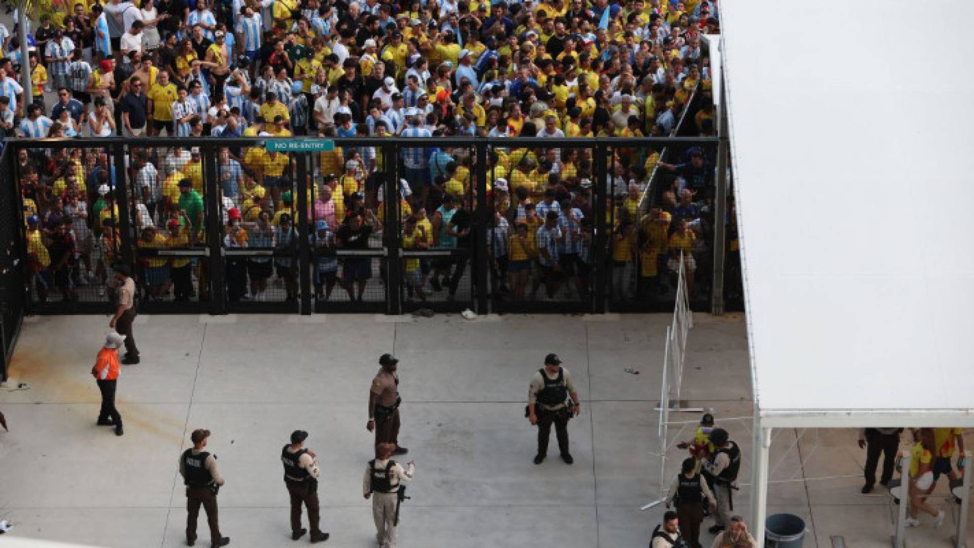 من محيط الملعب