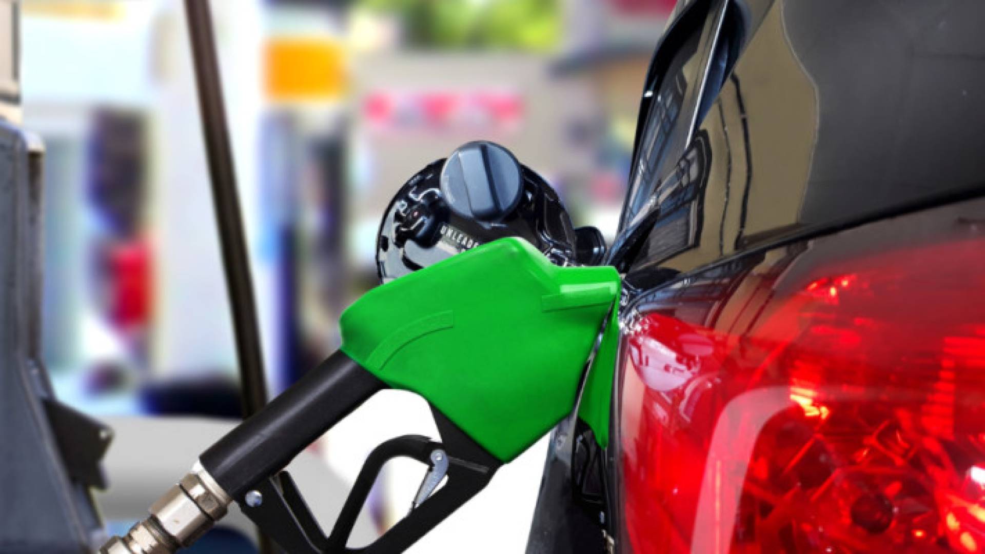 تعبئة بنزين في مركبة