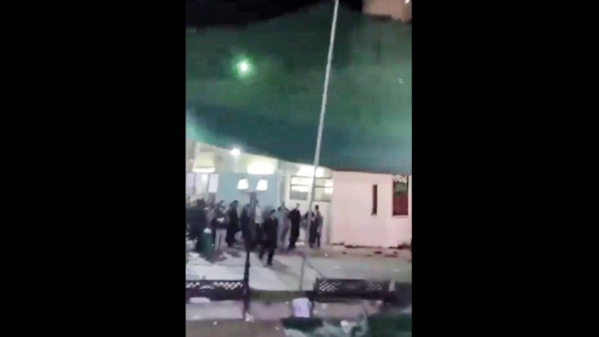 صورة ملتقطة من مقطع فيديو للحظة إطلاق النار قرب مسجد في العاصمة العُمانية مسقط