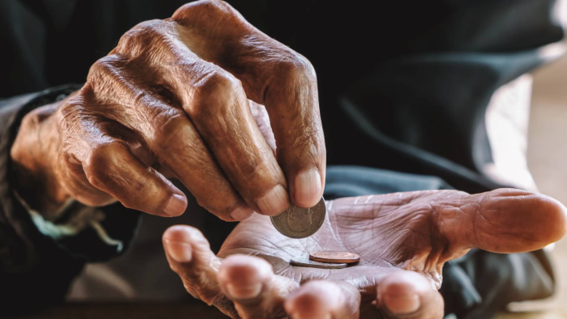 شخص يجمع المال ويبدو فقيرا ومسكينا