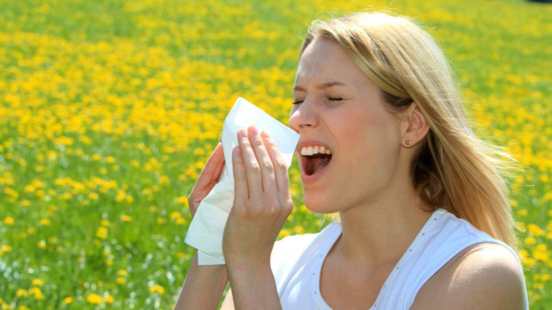 فتاة تقوم بـ"العطس" - تعبيرية