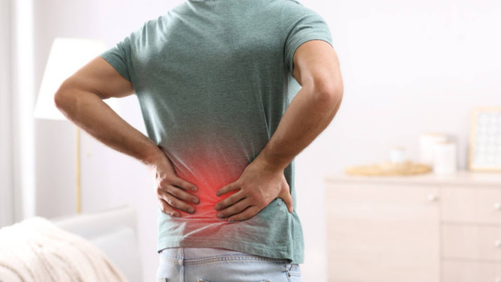 شخص يعاني من آلام الظهر