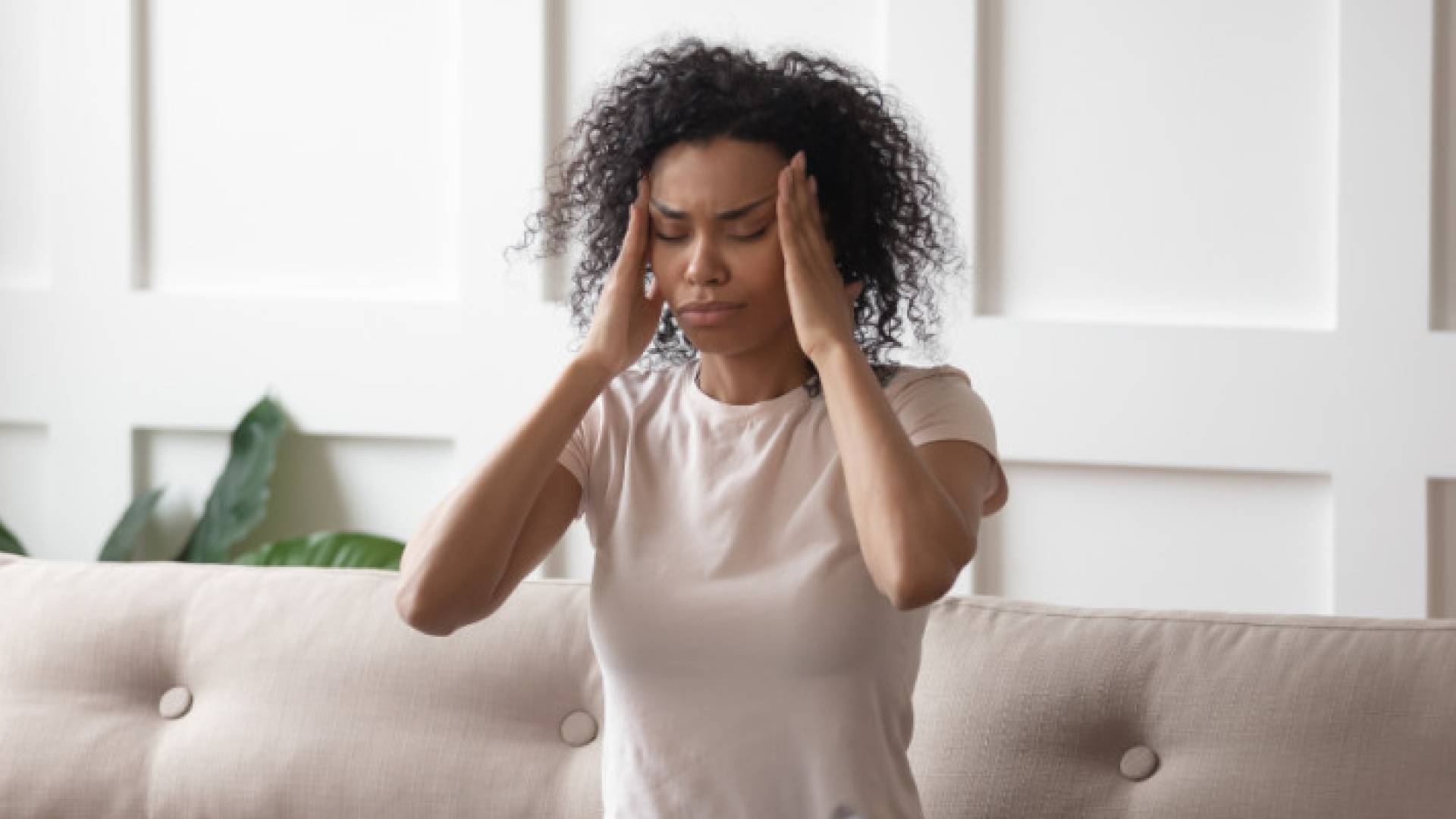 سيدة تعاني من الصداع النصفي