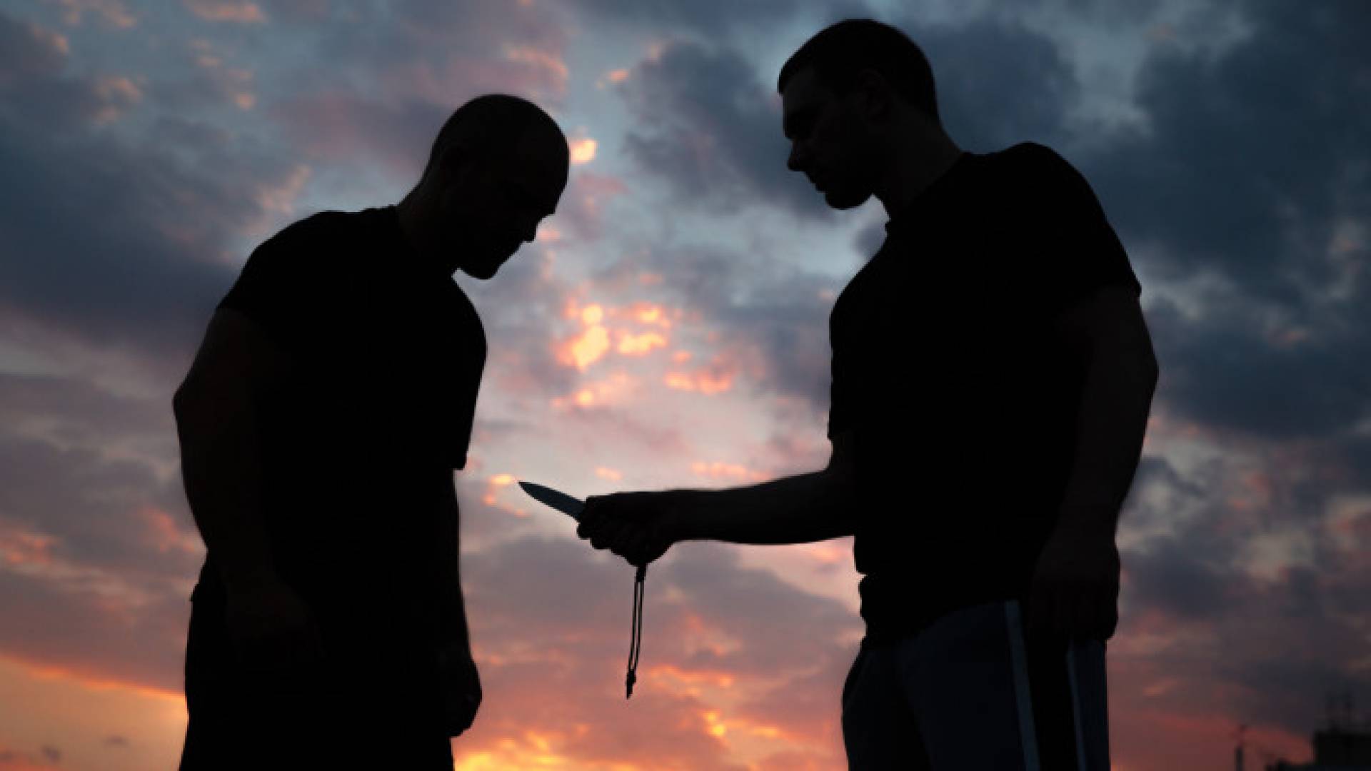 شخض فارض إتاوات يهدد آخر بأداة حادة