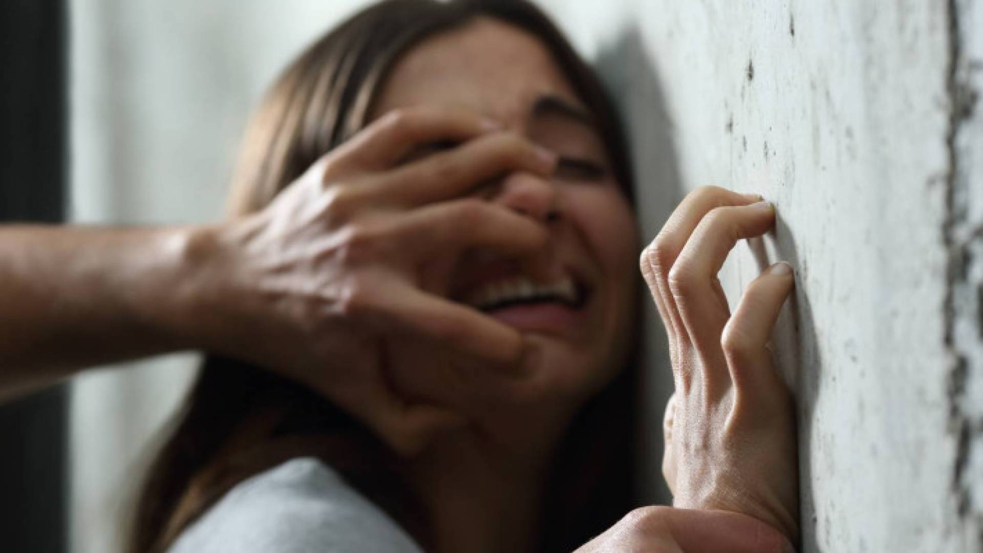 الاعتداء على فتاة - تعبيرية