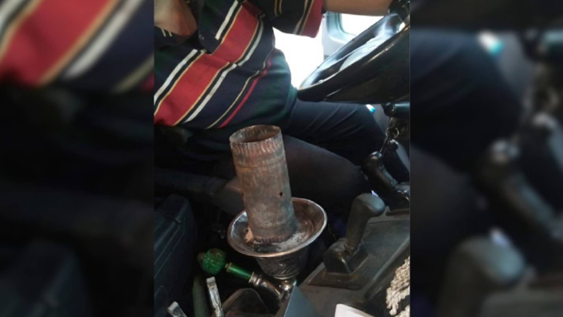 قيام أحد السائقين بتدخيت أرجيلة - أرشيفية