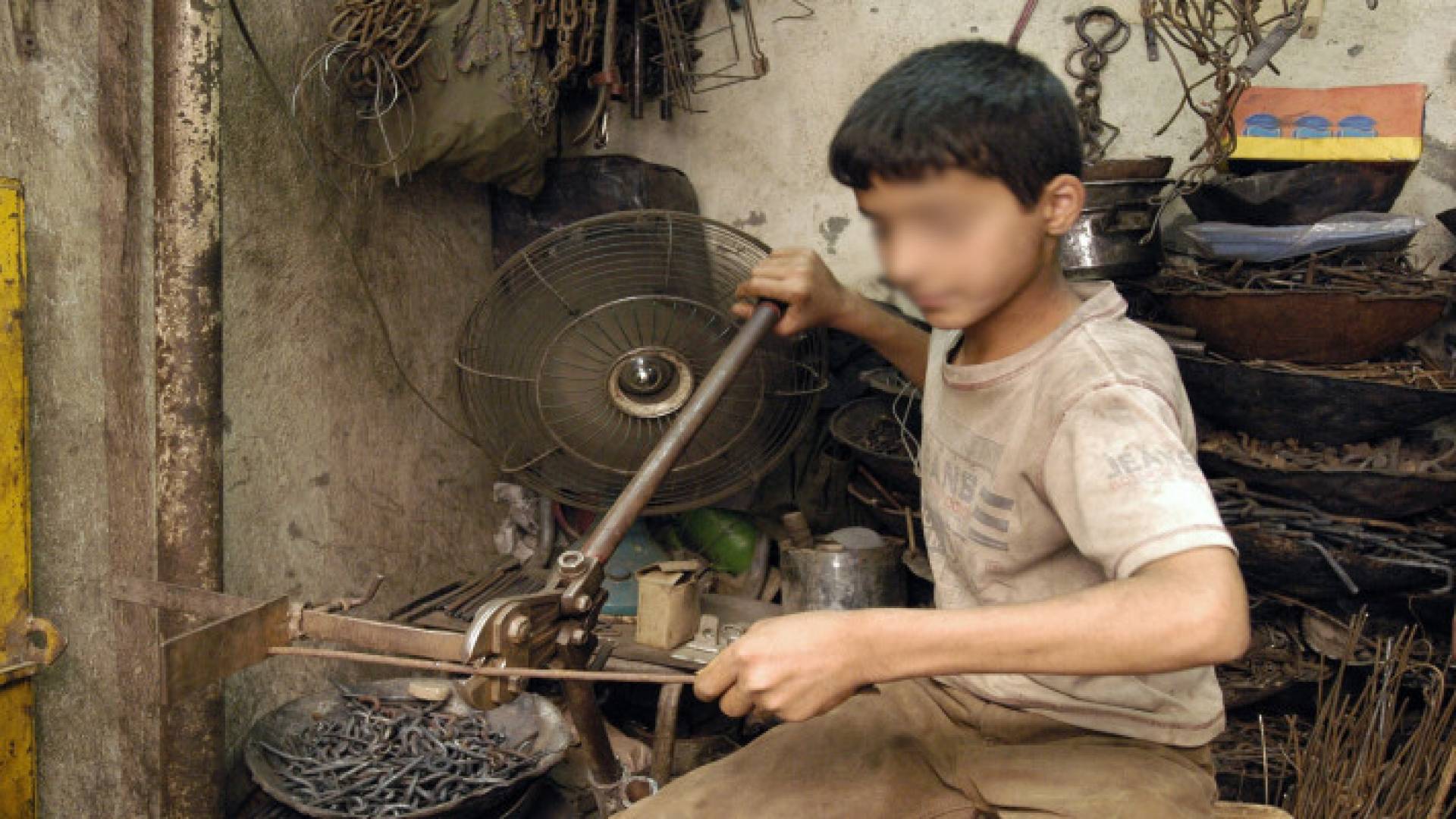 صورة تعبر عن تشغيل طفل